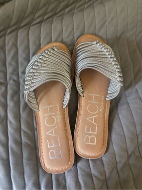 NWOT Size 6, Beach by Matisse Silver Braided Slide Sandals